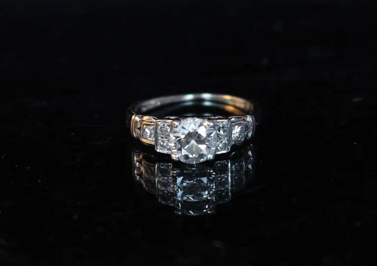 ENGAGEMENT Ring 18 Karat White Gold with Center Stone Size 4 1/2