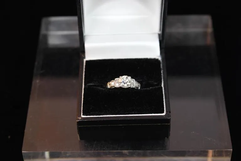 ENGAGEMENT Ring 18 Karat White Gold with Center Stone Size 4 1/2